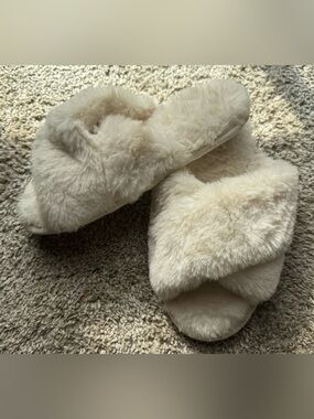 Women’s Ivory Faux Fur Cross Band Slippers – Size Small
